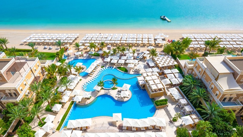 هوليداي إن قرية جميرا: عنوان جديد للراحة العصرية في دبي